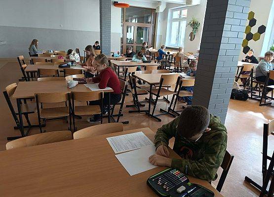 uczniowie klas 1-4 podczas konkursu