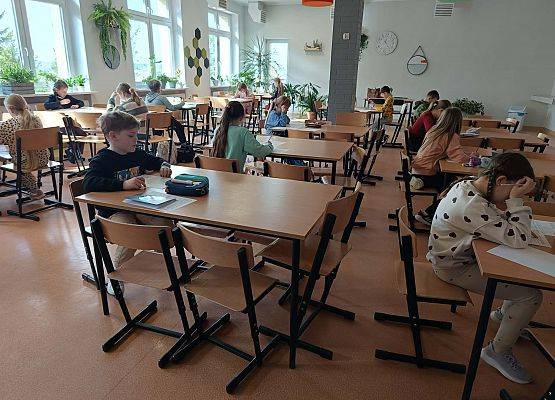 uczniowie klas 1-4 podczas konkursu