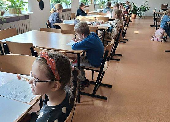uczniowie klas 1-4 podczas konkursu