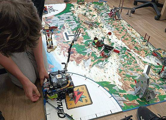 Artur włącza robota