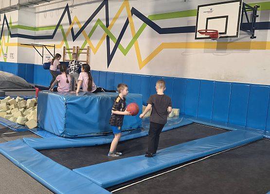 chłopcy rzucają piłkę