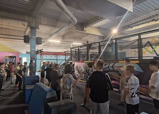 chłopcy się rozgrzewają przed zabawą