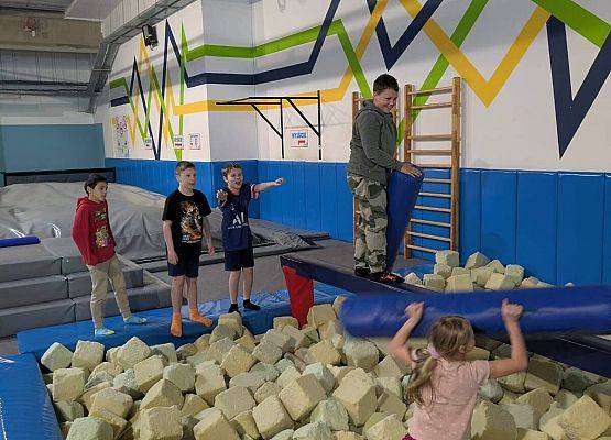 dzieci bawią się w piankach