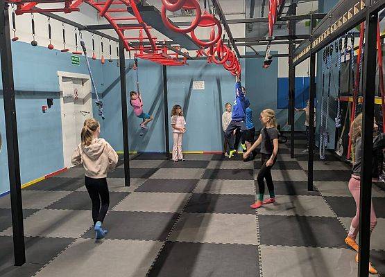 zabawa w parku trampolin