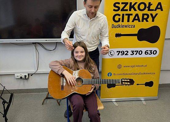 Agata z gitarą