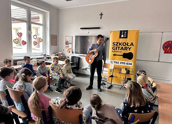 klasa 2c na spotkaniu z gitarzystą