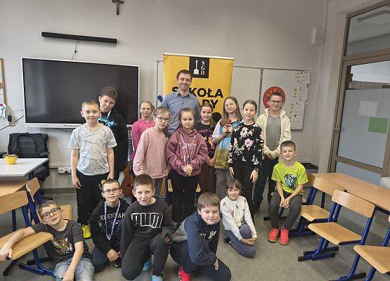 klasa 3b na spotkaniu z gitarzystą