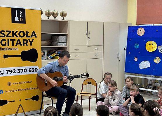 klasa 3c poznaje tajniki gry na gitarze