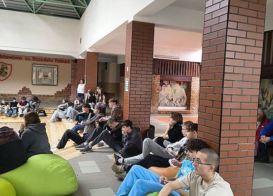 uczniowie podczas spotkania z PCE