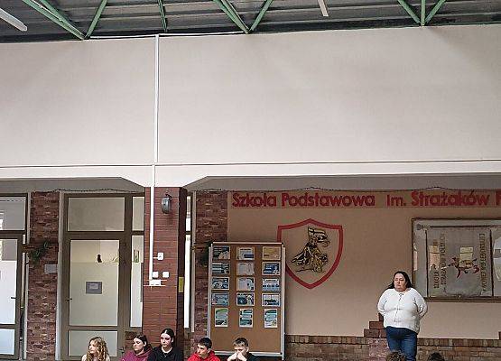 uczniowie słuchają