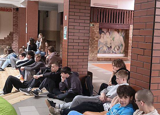 uczniowie słuchają