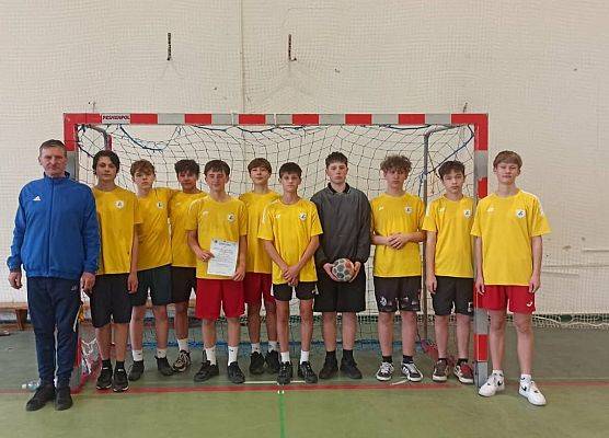 Chłopcy z nauczycielem