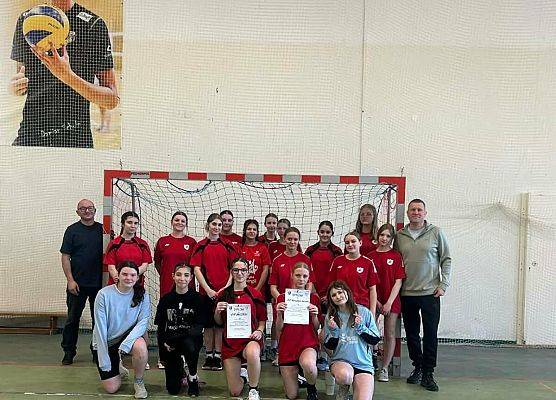 Dziewczynki z drużyną rywalek i nauczycielami