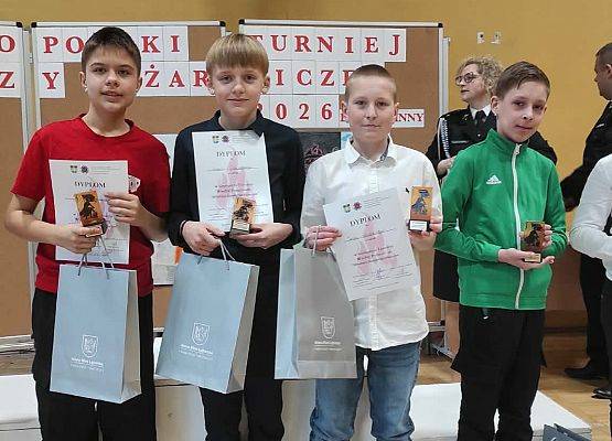 uczniowie z nagrodami