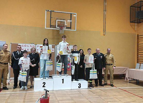 uczniowie na podium