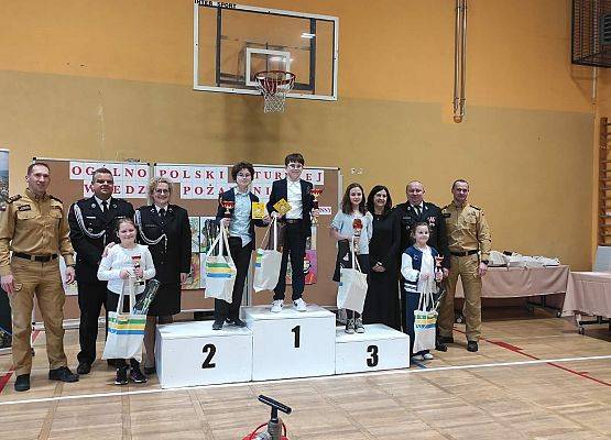 uczestnicy na podium