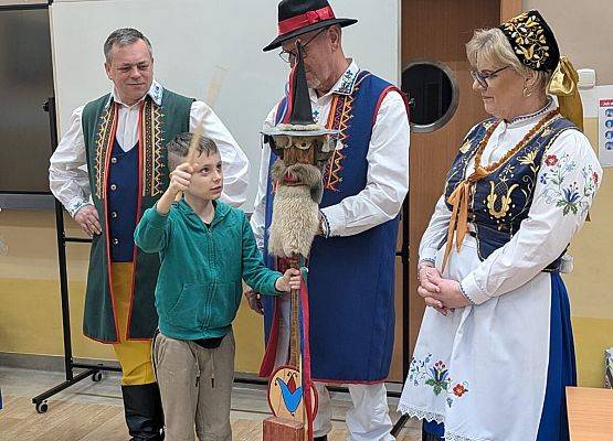 Filip Słoniec gra na skrzypcach