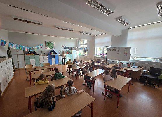 przedszkolaki w sali lekcyjnej