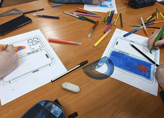 uczniowie projektują