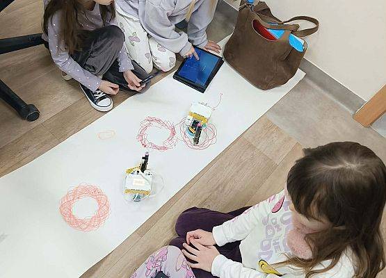 dziewczynki z malarzami