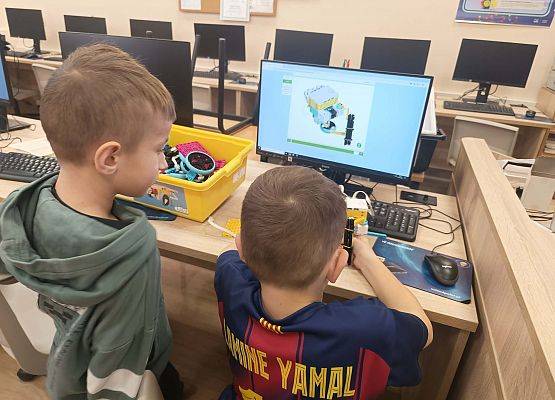 chłopcy budują z klocków lego