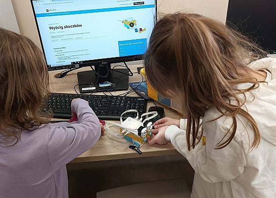 dziewczynki budują skoczka