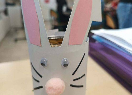 zając z różowym nosem