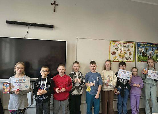 uczniowie z dyplomami