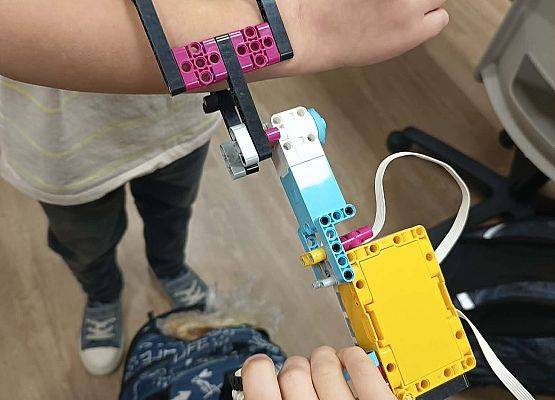 chwytak łapie rękę