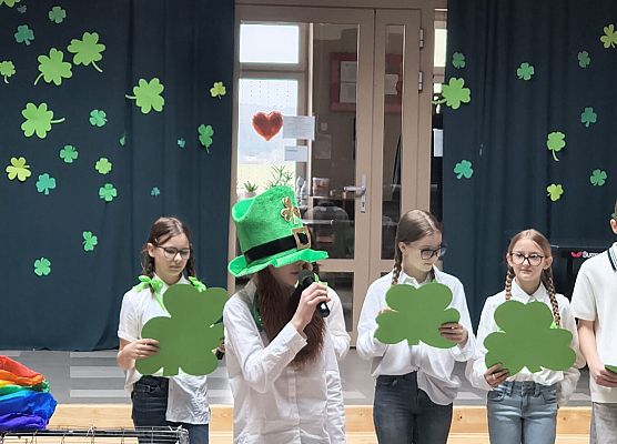 uczniowie w roli skrzata