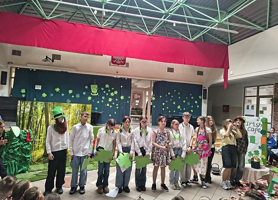uczniowie w roli aktorów