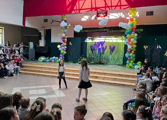 dziewczynki na scenie