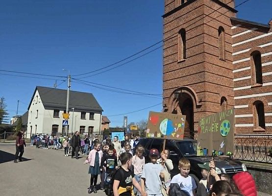 Uczniowie podczas Marszu dla Ziemi