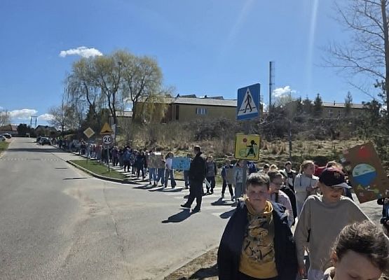 Maszerujący uczniowie