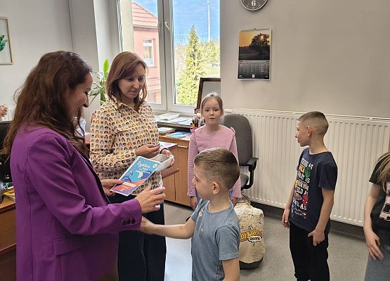 dzieci otrzymują pamiątkowe dyplomy