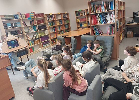 dzieci słuchają opowiadania