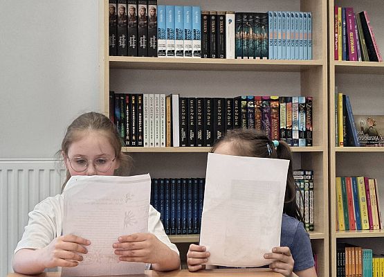 dziewczynki pięknie czytają
