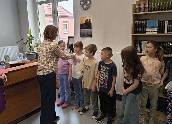 pani Justyna oficjalnie pasuje pierwszaków na czytelników