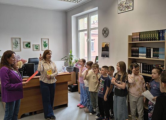 uczniowie składają obietnice szanowania książek