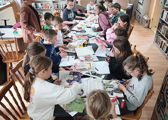 klasa 3b wykonuje kolaż