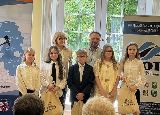 rozdanie nagród zdjęcie grupowe