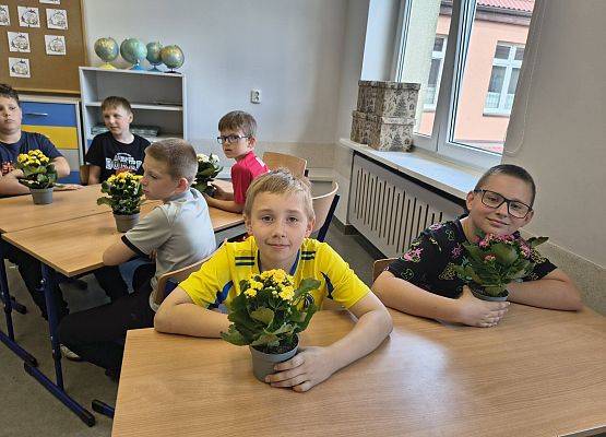 chłopcy z kwiatami