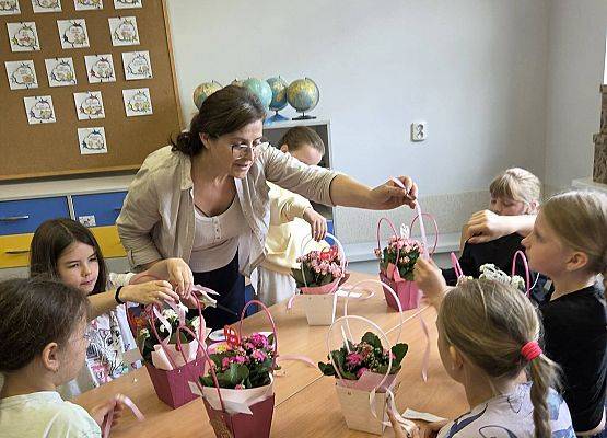 dzieci tworzą kompozycje z kwiatów
