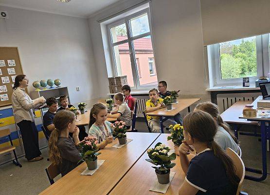 pod czujnym okiem florystki powstają kwiatowe kompozycje