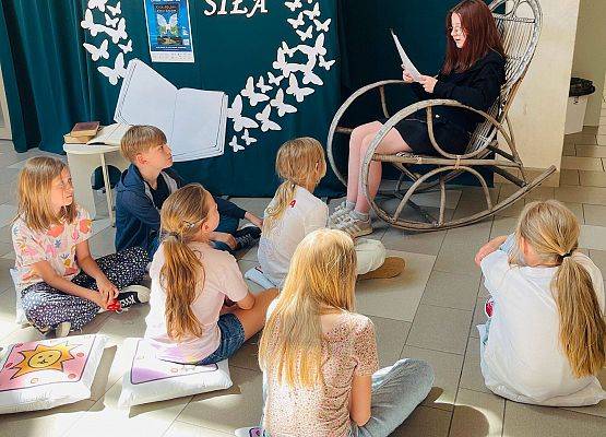 dzieci biorą udział w grze czytelniczej