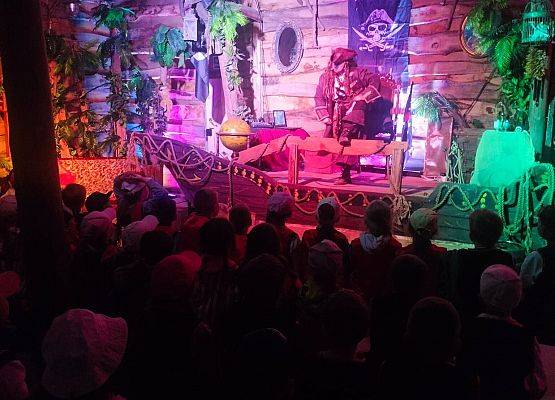 uczniowie w teatrze