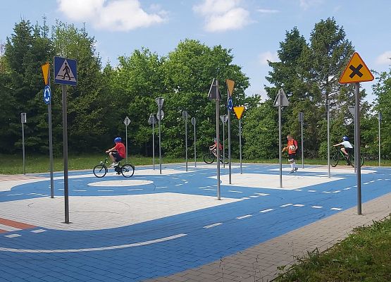 dzieci jeżdżą po miasteczku ruchu