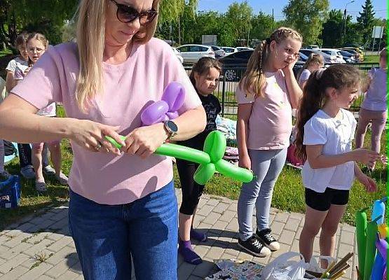 Pani Dominika robi kwiatka