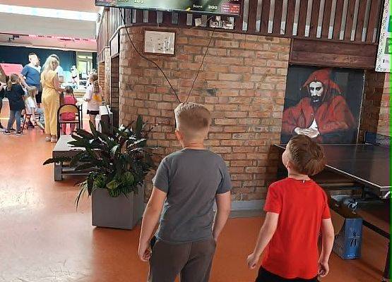 chłopcy tańczą na macie