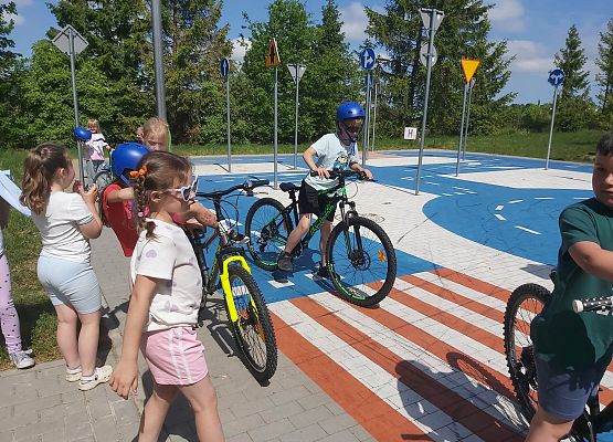 dzieci jeżdżą rowerem po miasteczku ruchu